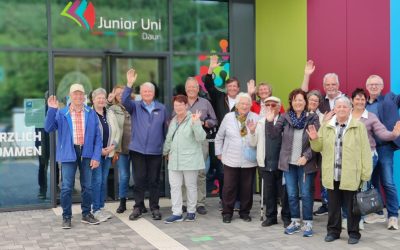 Seniorinnen und Senioren informieren sich über die Junior Uni Daun